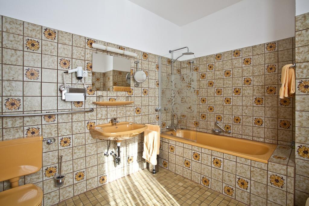 Hotel Zur Kastanie Mülheim an der Ruhr Pokoj fotografie