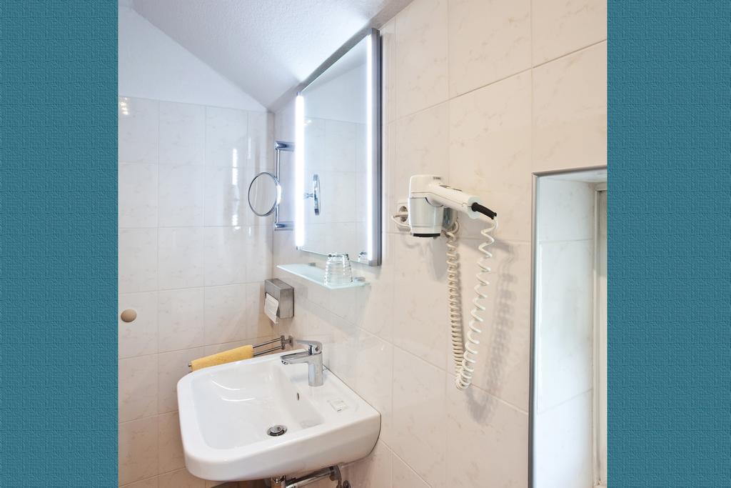 Hotel Zur Kastanie Mülheim an der Ruhr Pokoj fotografie